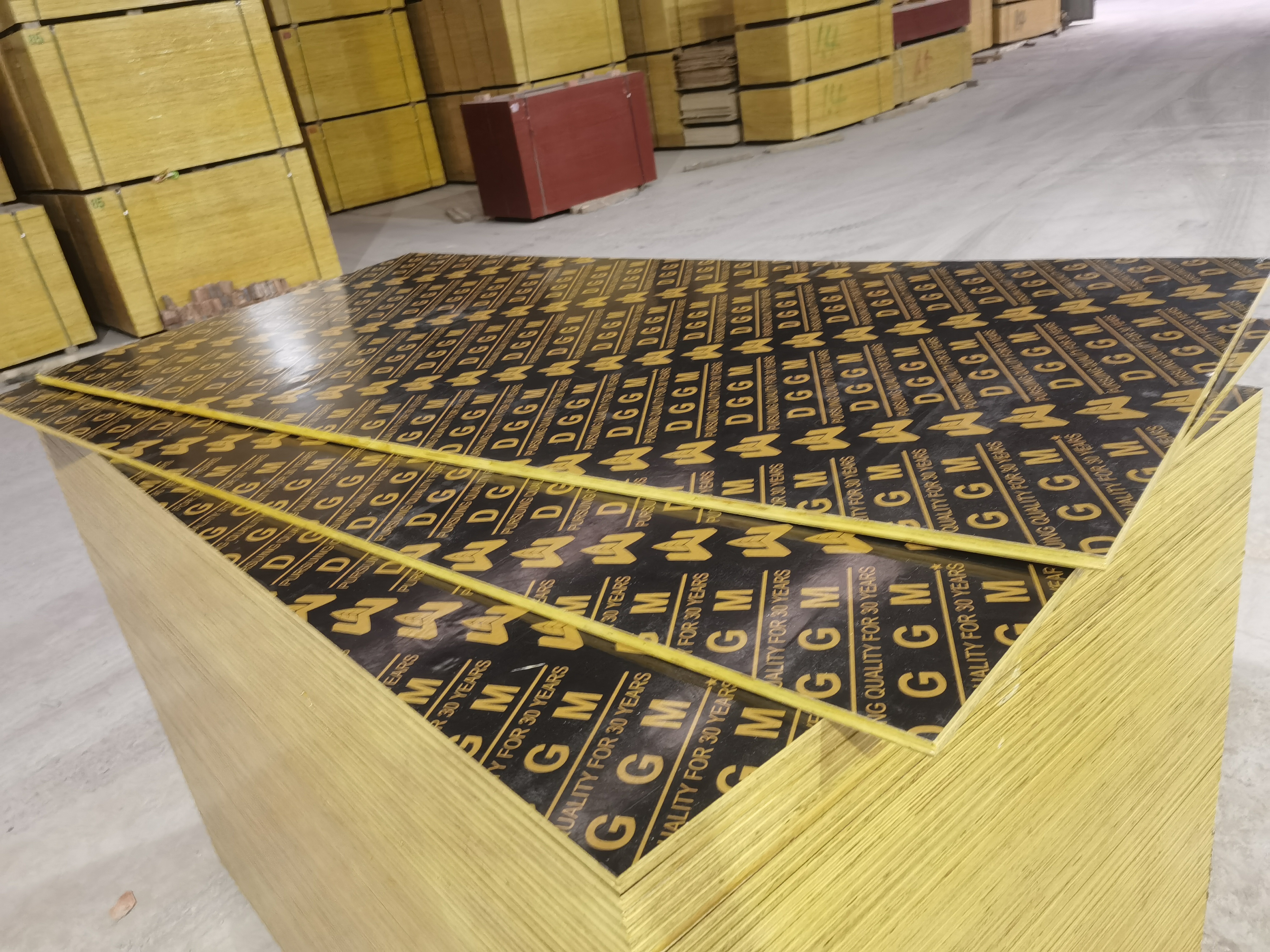 Black Brown Laminated Plywood는 여전히 건축에서 선호되는 선택입니까?